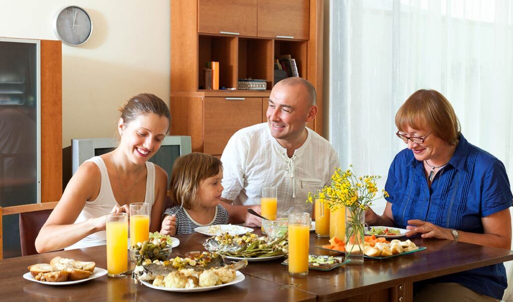 Sentarte a la mesa con otras personas puede ayudarte a tomar hábitos alimenticios saludables